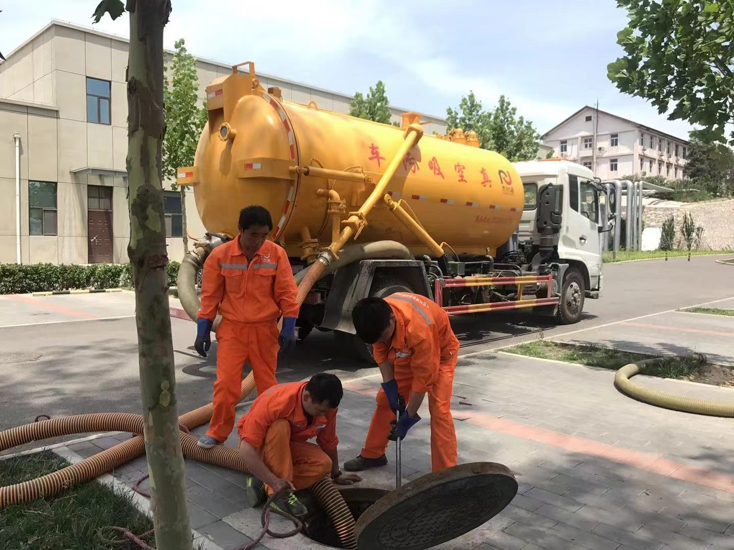 东阳管道疏通车停在窨井附近