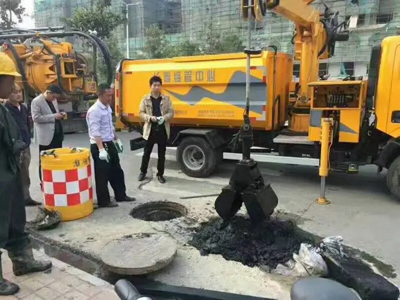 东阳街道：网格员化身“清道夫”，为民解忧疏通“堵心”化粪池