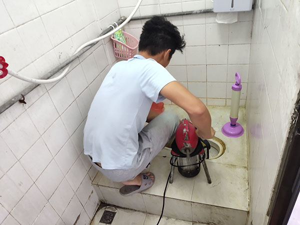 东阳管道堵塞冒臭气 专业师傅现场解决问题