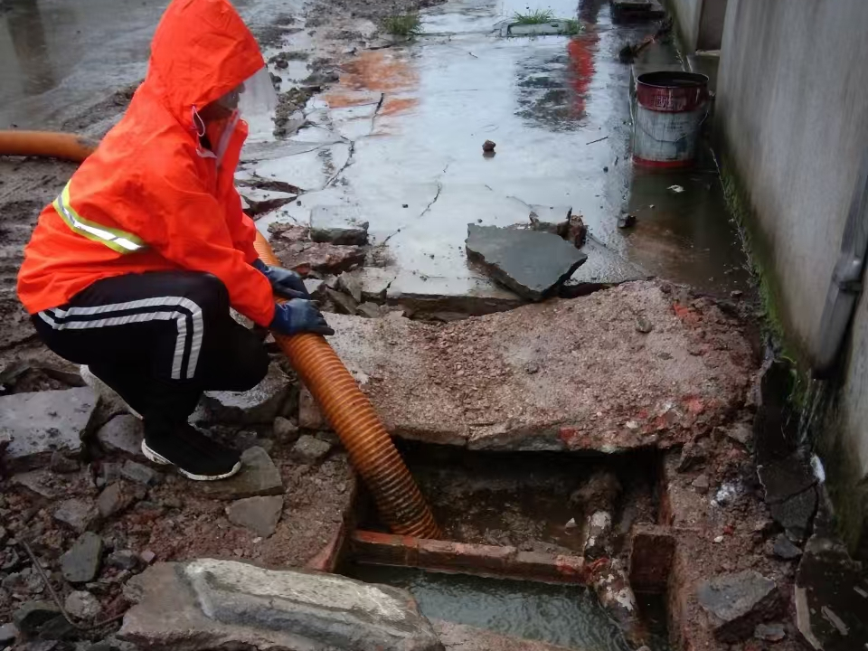 东阳专业清理污水池 炜誉市政以规范流程守护城市 “肠道”